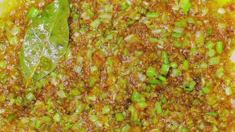 香味野菜にスパイスを加えて炒める