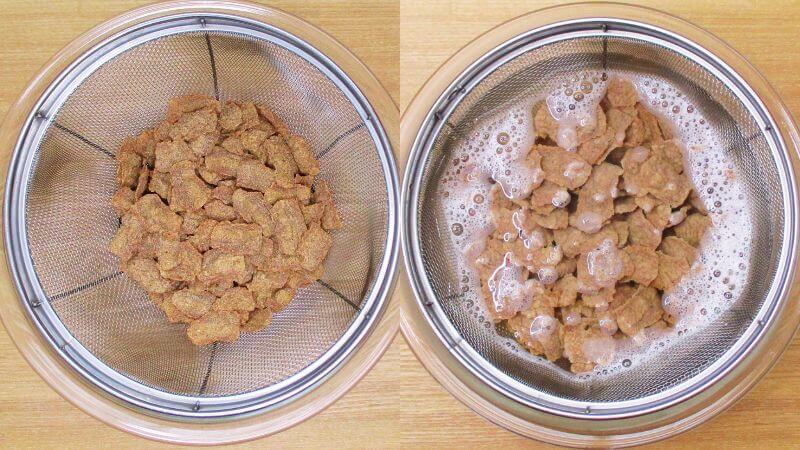 牛肉風大豆ミートを熱湯で戻す