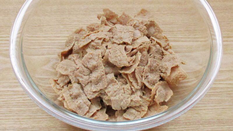 戻した牛肉風乾燥大豆ミート、絞った状態