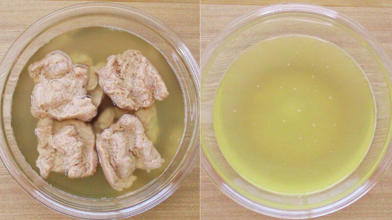 バラ肉風乾燥大豆ミート、押し洗い一回目