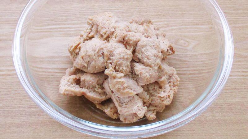 戻したバラ肉風乾燥大豆ミート、絞った状態