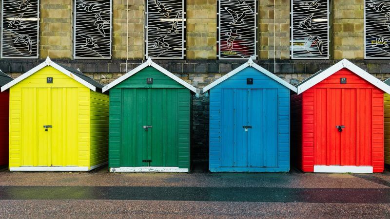 色とりどりの４つの小屋