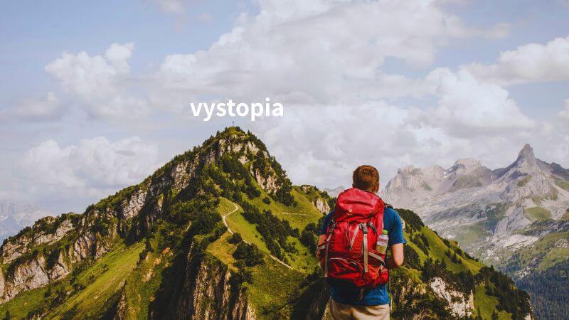 山登りをしている男性