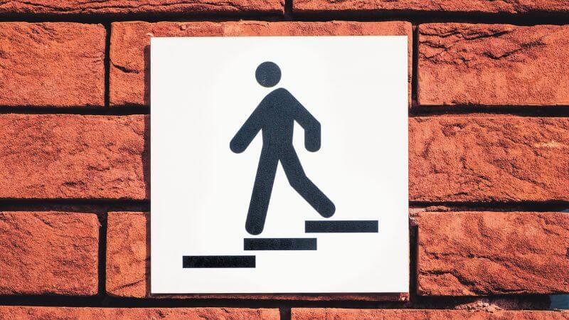 ステップを降りているピクトグラム