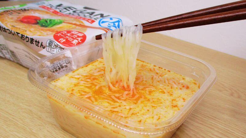 VEGAN TOFU NOODLE 冷やし胡麻たんたん：麺を持ち上げる