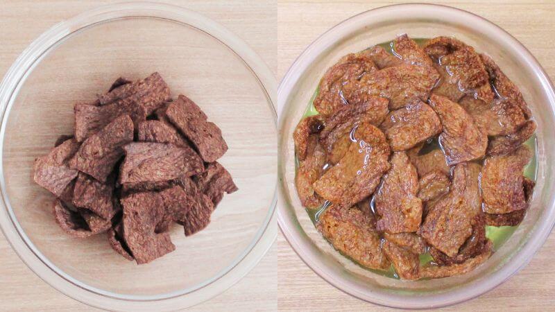 焼き肉風大豆ミートを熱湯で戻す