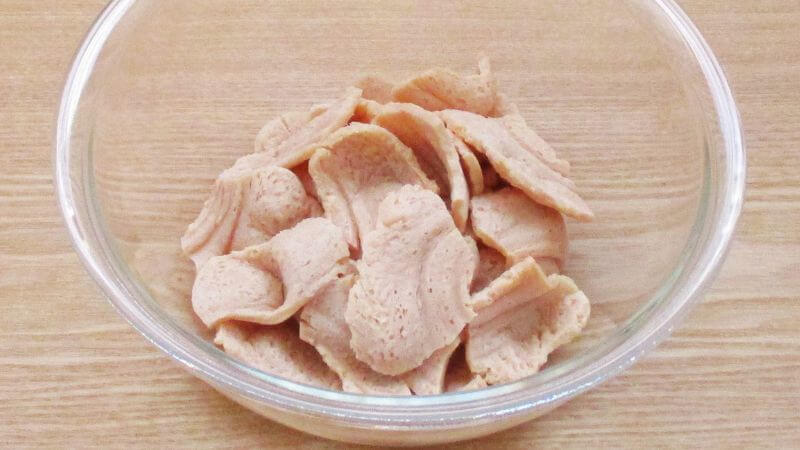 戻した薄切り肉風乾燥大豆ミート、絞った状態