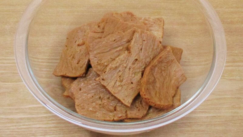 戻した焼肉風乾燥大豆ミート、絞った状態