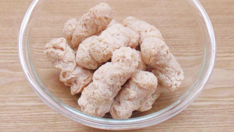 戻したブロック風乾燥大豆ミート、絞った状態