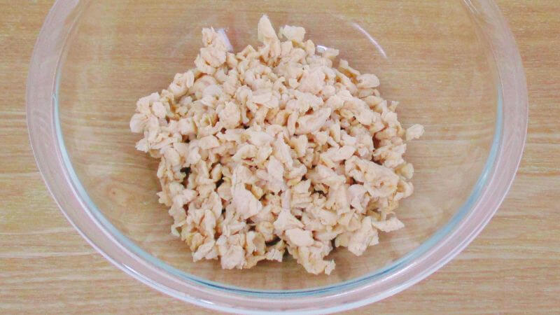 戻したツナ風乾燥大豆ミート、絞った状態