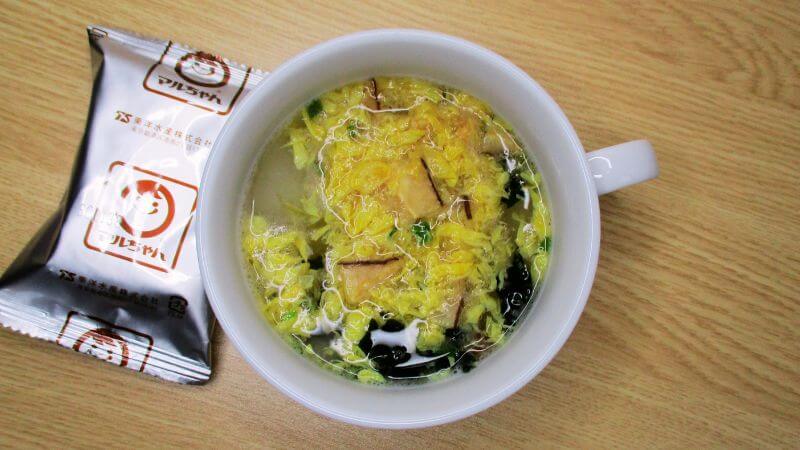 かきたま風スープのフリーズドライに熱湯を注ぐ