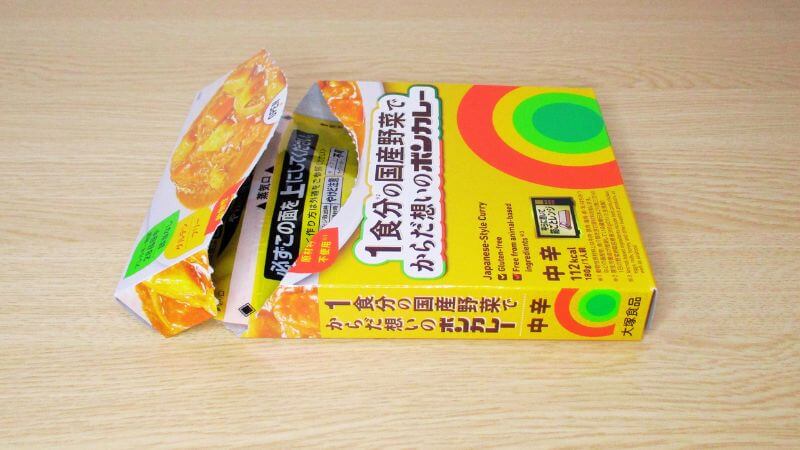 プラントベースのボンカレーをレンジに入れる