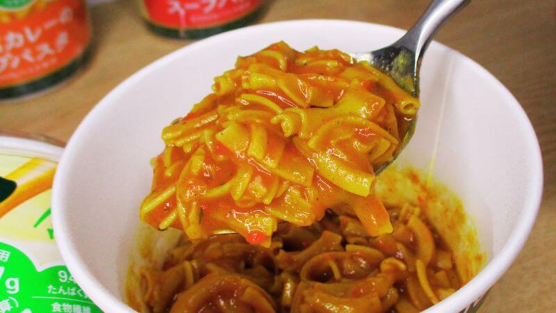 コク旨カレーのスープパスタをすくう