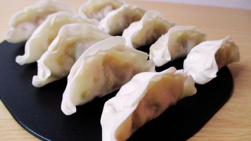 尾家産業 サンホーム プロテイン餃子を並べる