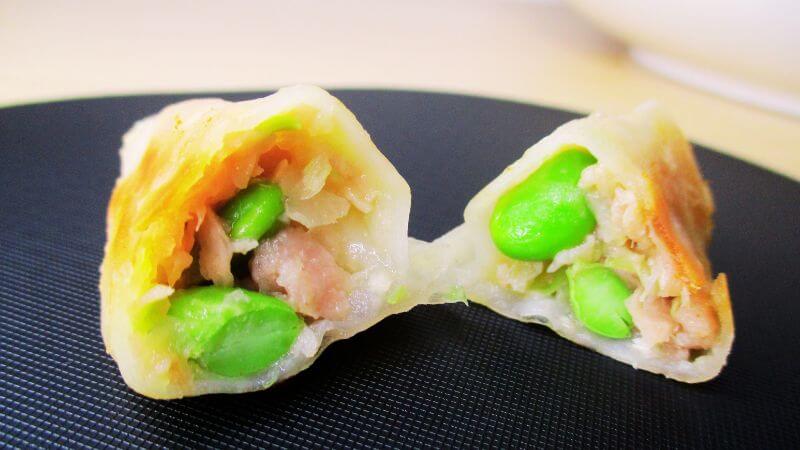 プロテイン餃子を半分に切った断面