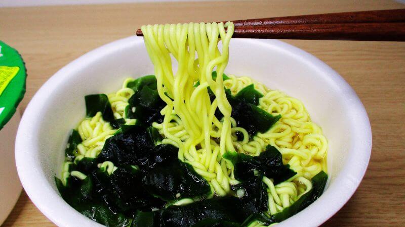 たるたや 菜食 即席 わかめラーメンしょうゆ味の麺を持ち上げる