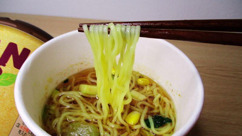 ヤマダイヴィーガンヌードル醤油の麺を箸ですくう