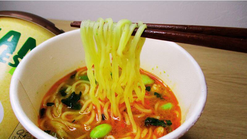 ヤマダイヴィーガンヌードル担々麺の麺を箸ですくう