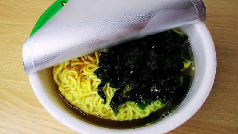 たるたや 菜食 即席 わかめラーメンしょうゆ味に熱湯を注ぐ