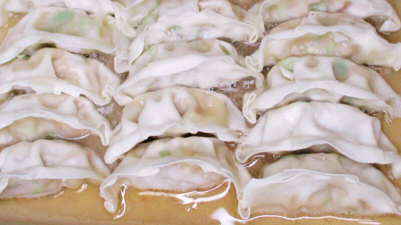フライパンに餃子を並べて熱湯を入れる