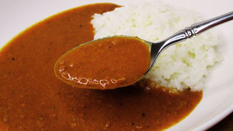 Vegara ヴィーガングルテンフリーカレーマイルドをスプーンですくう