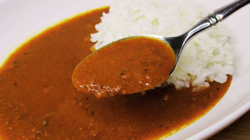 Vegara ヴィーガングルテンフリーカレースパイシーをスプーンですくう