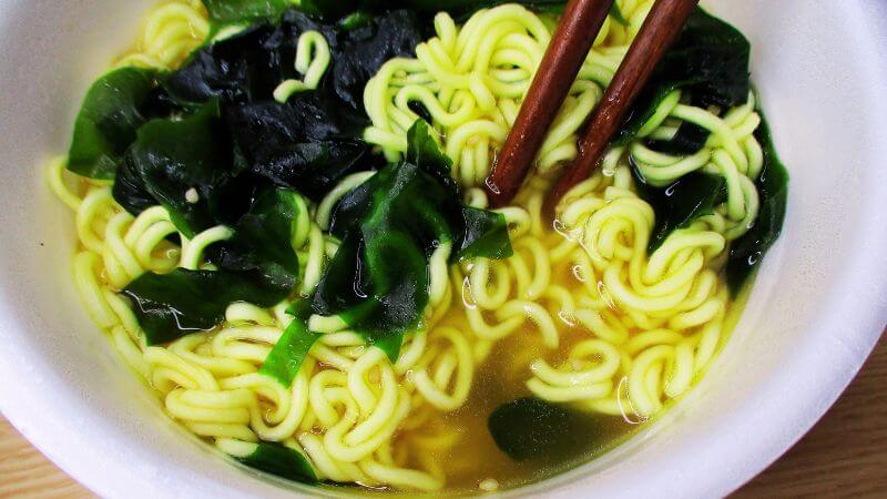 たるたや 菜食 即席 わかめラーメンしょうゆ味の汁を見せる