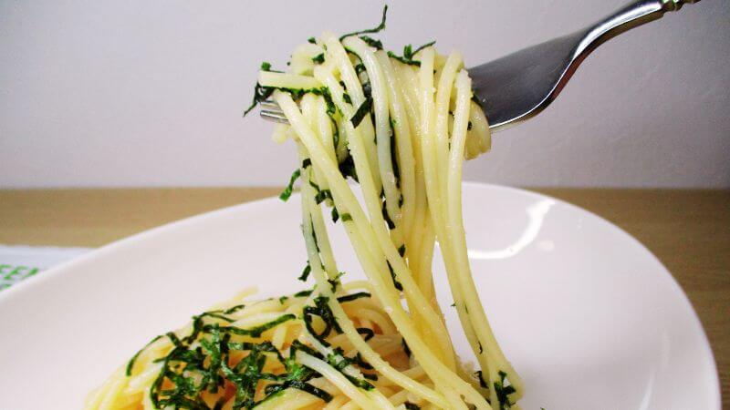 GREEN KEWPIE植物生まれのパスタソースたらこ風をフォークで巻く