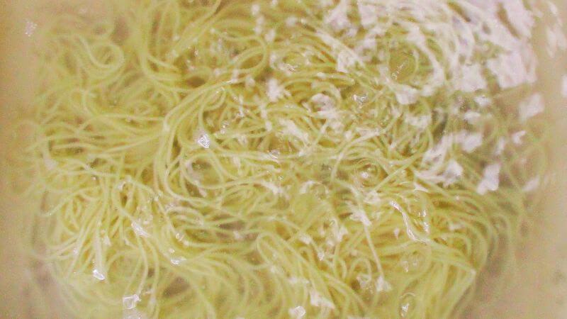 めん工房久保田ビーガンラーメン豚異（とんこと）の麺を茹でる