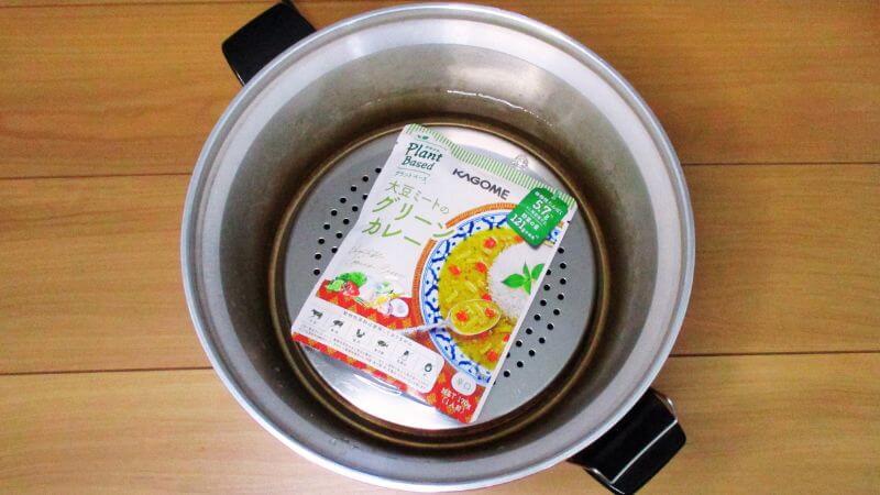 カゴメプラントベース大豆ミートのグリーンカレー加熱中