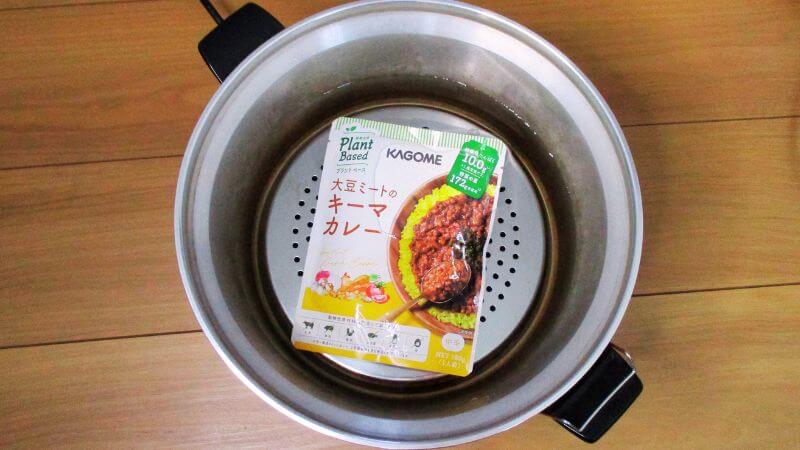 カゴメプラントベース 大豆ミートのキーマカレー加熱中