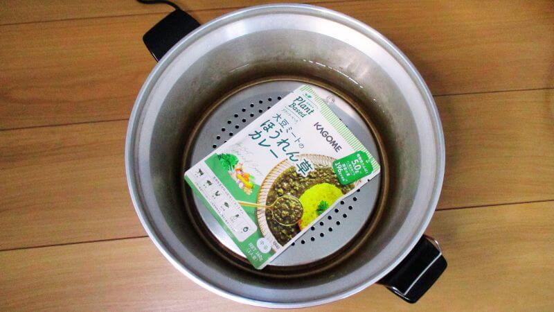 カゴメプラントベース大豆ミートのほうれん草カレー加熱中