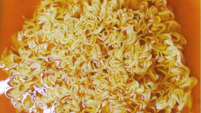 クラタ食品 アルコールフリー ヴィーガンラーメン醤油調理中