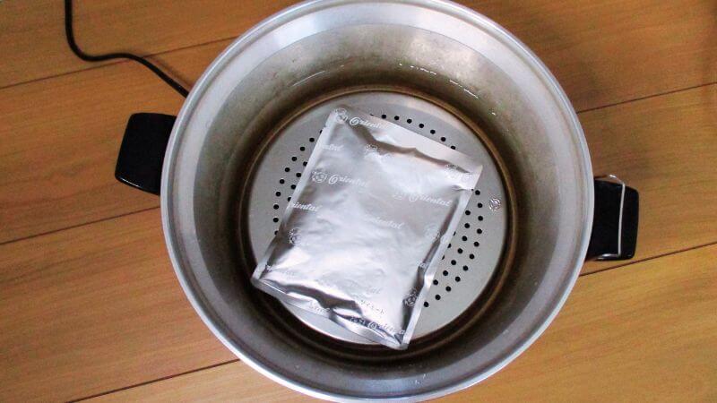 オリエンタルマースカレー 大豆ミートキーマ湯煎中