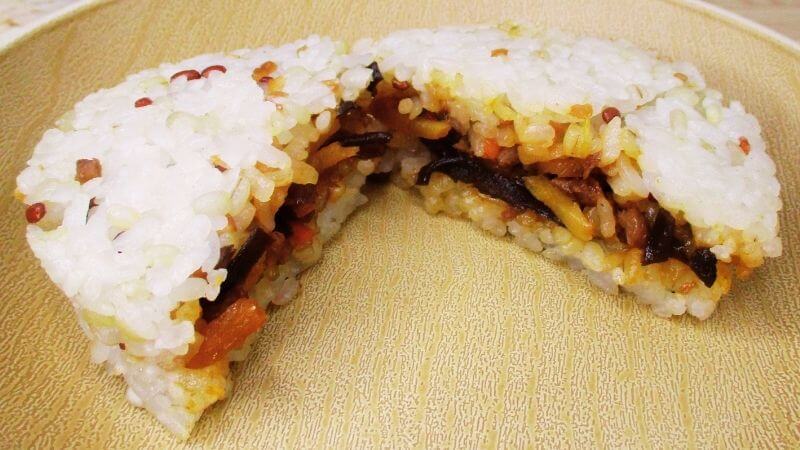 テーブルマーク ビヨンドフリー雑穀ライスバーガービビンバ味の断面