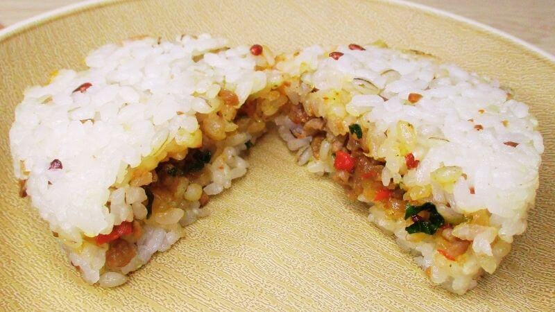 テーブルマーク ビヨンドフリー雑穀ライスバーガーガパオライス味の断面