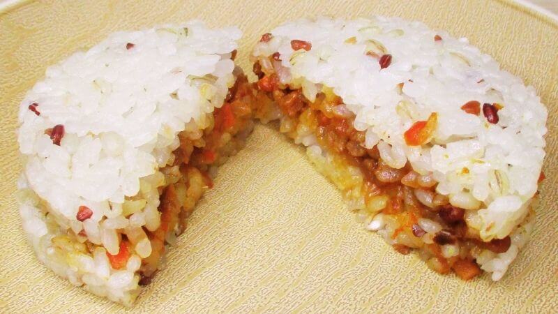 テーブルマーク ビヨンドフリー雑穀ライスバーガーキーマカレー味の断面