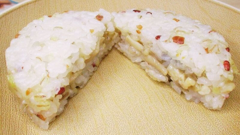 テーブルマーク ビヨンドフリー雑穀ライスバーガーきのこ生姜あんの断面