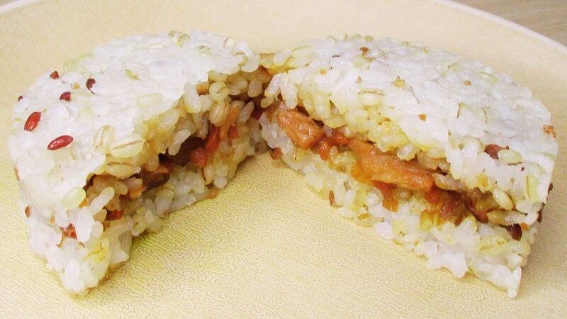 テーブルマーク ビヨンドフリー雑穀ライスバーガーてりやき味の断面
