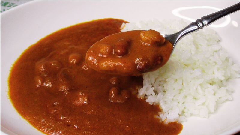 カゴメプラントベース３種豆のベジタブルカレーをスプーンですくう
