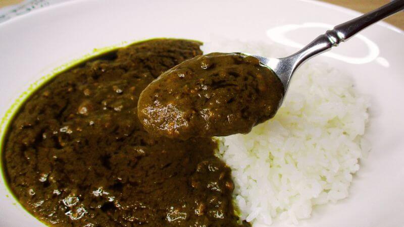 カゴメプラントベース大豆ミートのほうれん草カレーをスプーンですくう