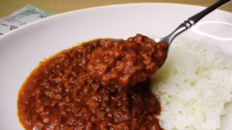 カゴメプラントベース大豆ミートのキーマカレーをスプーンですくう