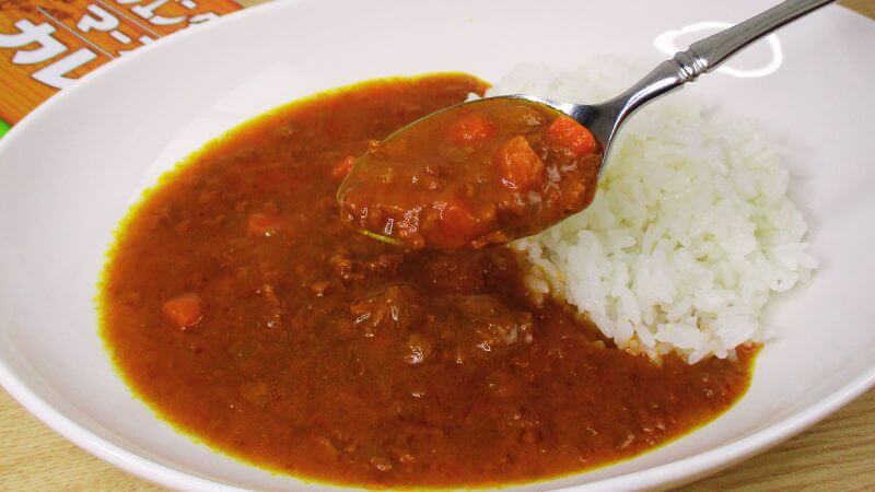 オリエンタルマースカレー大豆ミートキーマをスプーンですくう