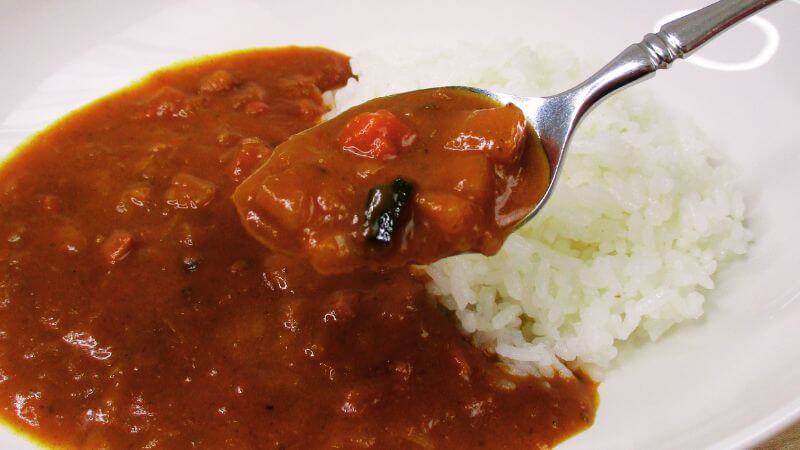 ベジテベジタブルカレーをスプーンですくう