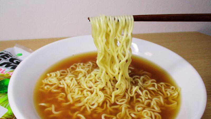 クラタ食品 アルコールフリー ヴィーガンラーメン醤油の麺を箸で持ち上げる