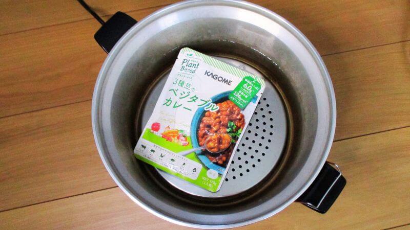 カゴメ３種豆のベジタブルカレー加熱中