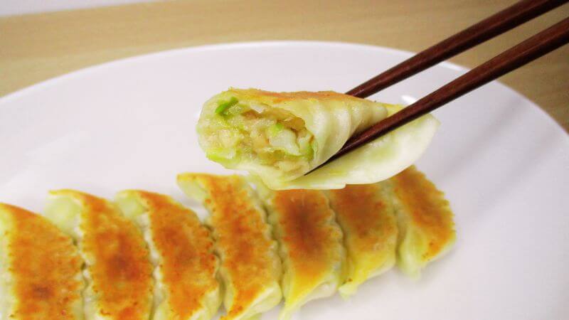東京ヴィーガン餃子2.0をお箸で持ち上げる