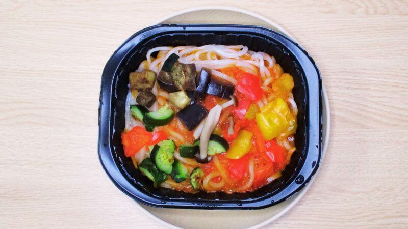テーブルマーク ビヨンドフリー米粉麺 たっぷり野菜のトマトパスタ風を上から見た図