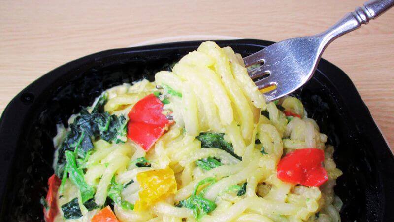 テーブルマーク ビヨンドフリー米粉麺 たっぷり野菜のカルボナーラ風をフォークで巻く