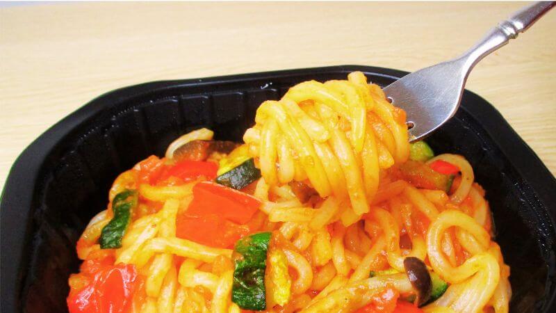 テーブルマーク ビヨンドフリー米粉麺 たっぷり野菜のトマトパスタ風をフォークで巻く